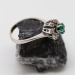 Anillo Bernia oro blanco esmeralda y brillantes - Imagen 3