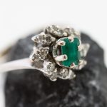 Anillo Bernia oro blanco esmeralda y brillantes - Imagen 4