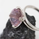 Anillo Buganvilla oro blanco y cuarzo rosa