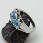 Anillo oro blanco y 3 topacios azules