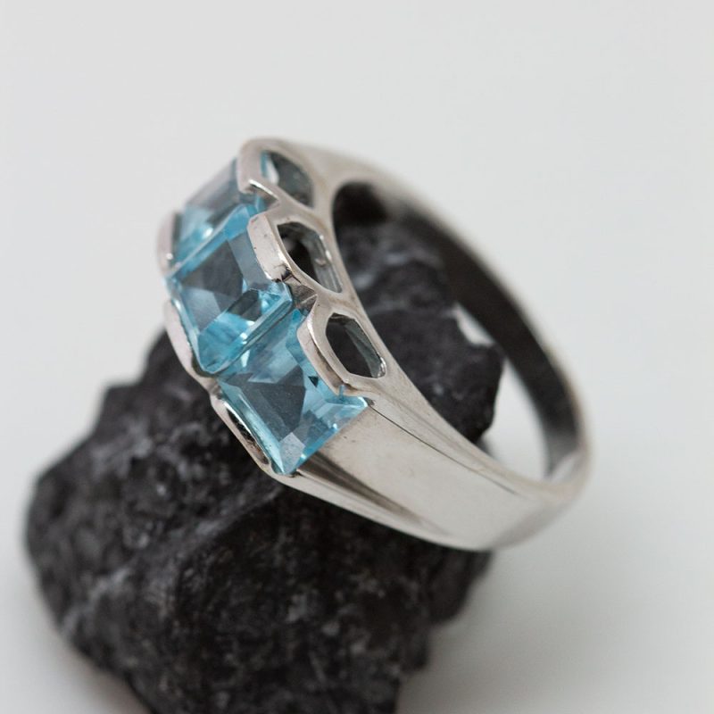 Anillo oro blanco y 3 topacios azules
