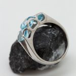 Anillo oro blanco y 3 topacios azules - Imagen 2