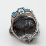 Anillo oro blanco y 3 topacios azules - Imagen 3