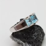 Anillo oro blanco y 3 topacios azules - Imagen 4