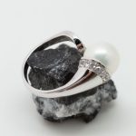 Anillo Onda perla oro blanco y brillantes - Imagen 2