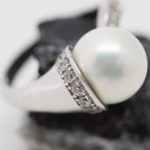 Anillo Onda perla oro blanco y brillantes - Imagen 3