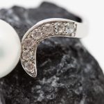 Anillo Onda perla oro blanco y brillantes - Imagen 4
