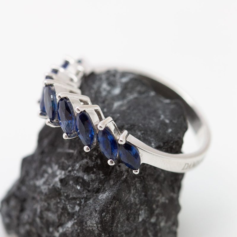 Anillo Onda oro blanco y zafiros