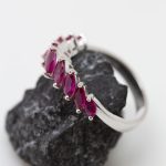 Anillo Onda oro blanco y rubíes