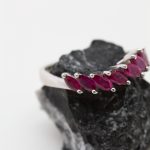 Anillo Onda oro blanco y rubíes - Imagen 4