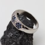 Anillo Flores oro blanco y zafiros