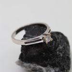 Anillo Solitario Alto oro blanco y brillante - Imagen 3