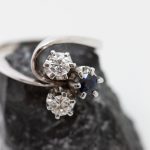 Anillo Trío oro blanco dos brillantes y zafiro - Imagen 4