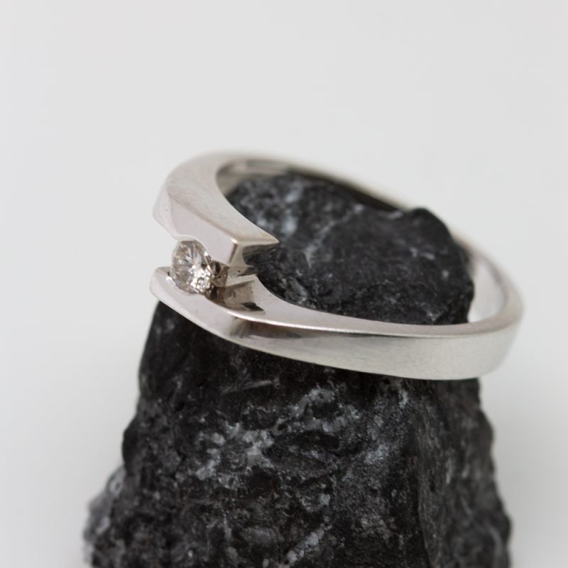 Anillo Raisa oro blanco y brillante