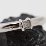 Anillo Solitario princesa oro blanco y brillante - Imagen 3