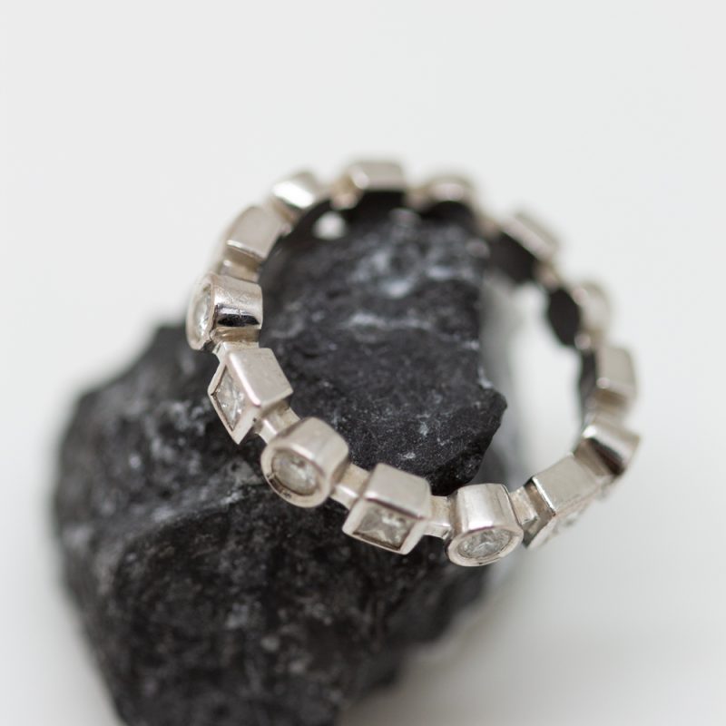 Anillo Formas oro blanco y brillantes