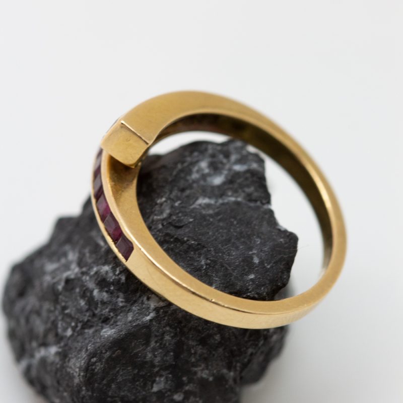 Anillo Roca oro amarillo brillantes y rubíes