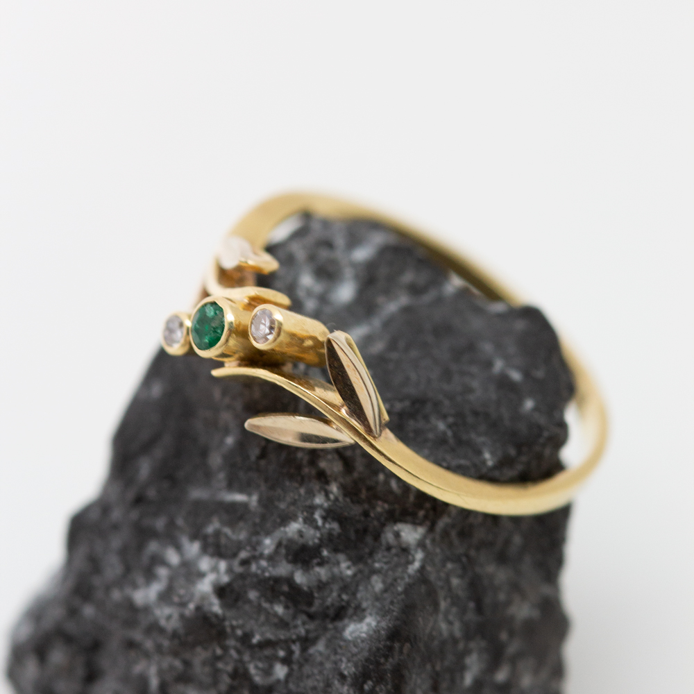 IMG_7427 Anillo Cinta oro amarillo brillantes y esmeralda - Imagen 1