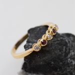 Anillo Carla oro amarillo brillantes y rubíes - Imagen 2