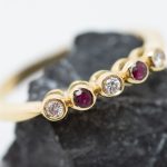 Anillo Carla oro amarillo brillantes y rubíes - Imagen 3