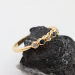 Anillo Isadora oro amarillo brillantes y zafiros - Imagen 3