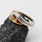 Anillo oro blanco y oro amarillo con brillantes central