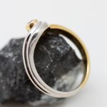 Anillo oro blanco y oro amarillo con brillantes central - Imagen 2