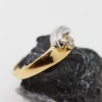 Anillo oro blanco y oro amarillo con brillantes central - Imagen 4