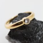 Solitario oro amarillo y brillantes - Imagen 2