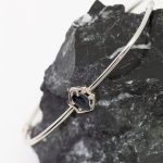 Pulsera Mariana rígida oro blano zafiro y brillantes - Imagen 2