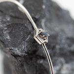 Pulsera Mariana rígida oro blano zafiro y brillantes - Imagen 4