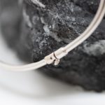 Pulsera Mariana rígida oro blano zafiro y brillantes - Imagen 5