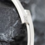 Pulsera Sara rígida oro blanco y brillantes - Imagen 2