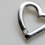 Colgante Corazón oro blanco y brillantes - Imagen 3