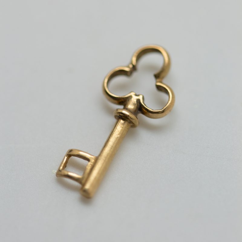 colgante llave mini oro amarillo