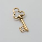 colgante llave mini oro amarillo - Imagen 2