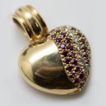 Colgante corazón oro amarillo brillantes y rubíes
