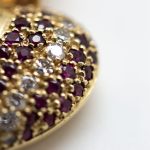 Colgante corazón oro amarillo brillantes y rubíes - Imagen 2