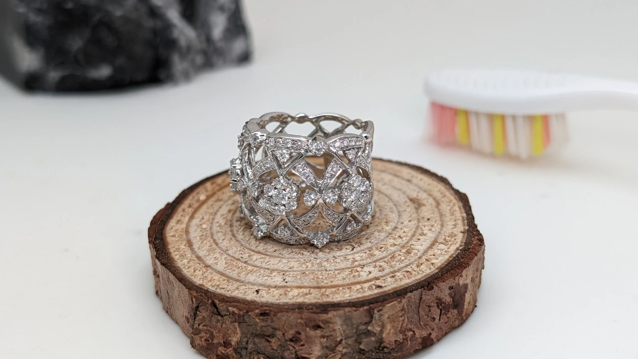 Cómo limpiar un anillo de oro blanco con brillantes