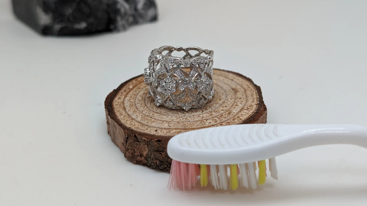 Materiales para la limpieza de oro blanco y diamantes