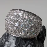 Parte delantera del anillo Isabel oro blanco con cuadrado de brillantes