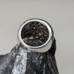Parte interior del anillo Isabel oro blanco con cuadrado de brillantes