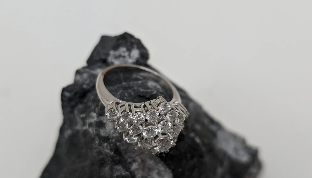 Anillo de oro blanco