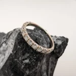 Anillo Suárez de oro blanco con brillantes