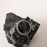 Anillo Suárez de oro blanco con brillantes