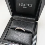 Anillo de oro blanco con brillantes en su caja