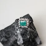 Pendientes Realeza de oro blanco con esmeralda y brillantes