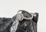 Anillo Alfieri & St. John de oro blanco con brillantes