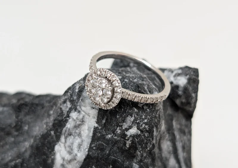 Anillo Alfieri & St. John de oro blanco con brillantes