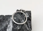 Detalle del Anillo Alfieri & St. John de oro blanco con brillantes